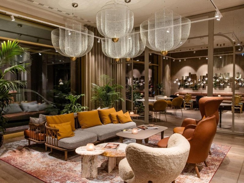 De stijlvol ingerichte lobby van het centraal gelegen Motel One Würzburg