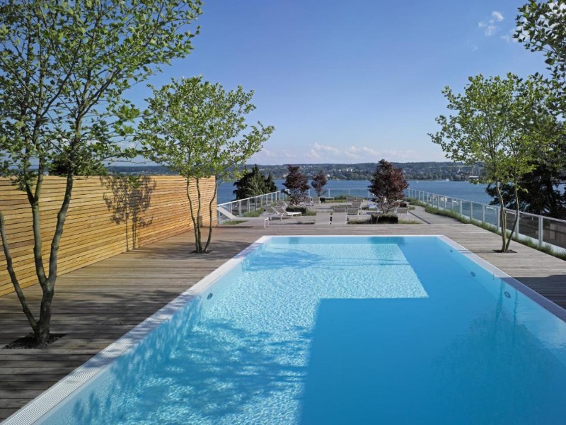 Het zwembad van het 5-sterrenhotel RIVA; das Hotel am Bodensee