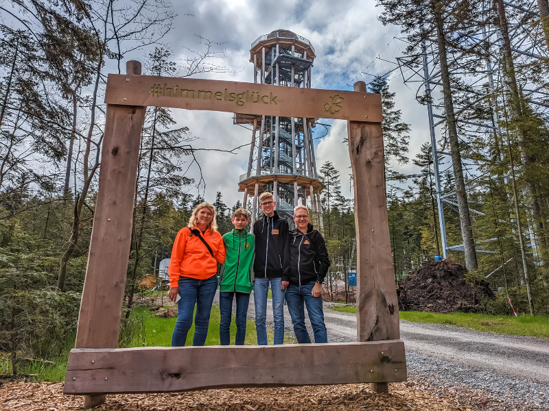 Patrick en Sabine met d ekinderne bij de uitkijktoren Himmelsglück in het Zwarte Woud, aan boomkroonpad Schwarzwald