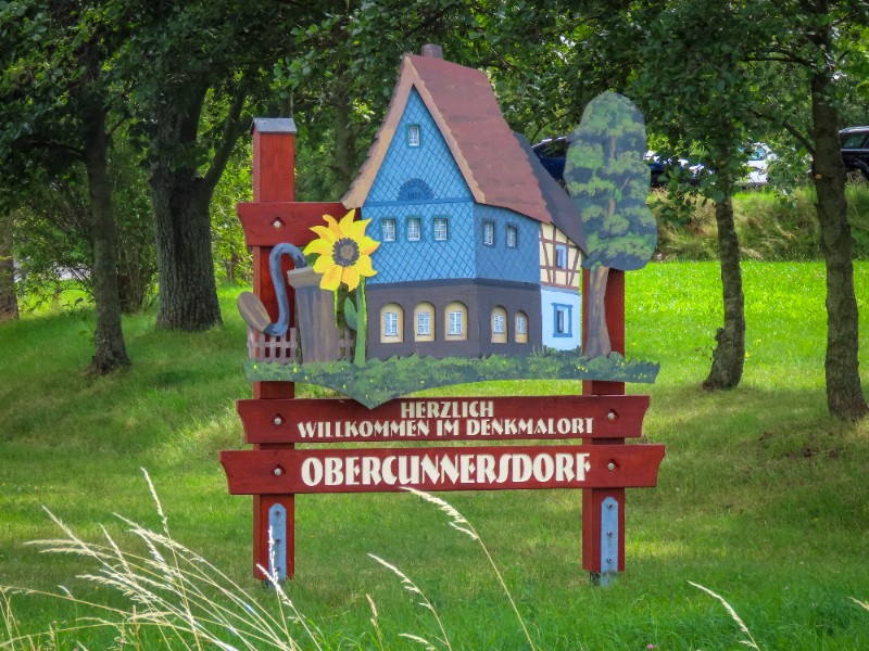Het bord bij de binnenkomst van Obercunnersdorf
