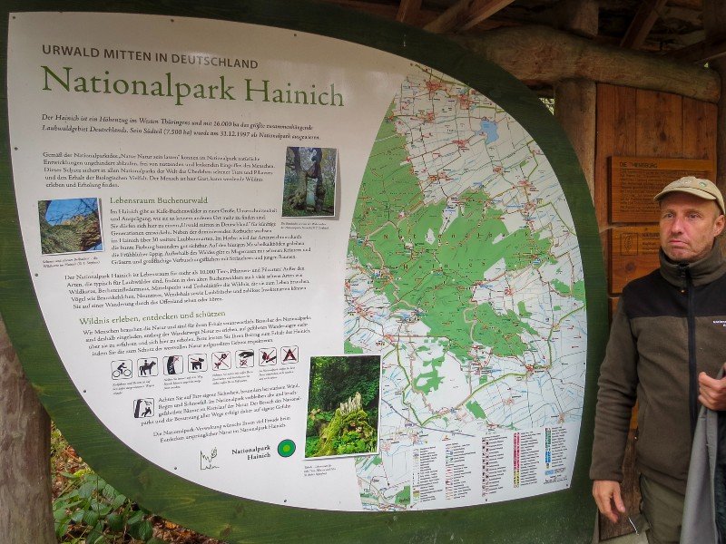 Een ranger toont ons het informatiebord van Hainich Nationaal Park 
