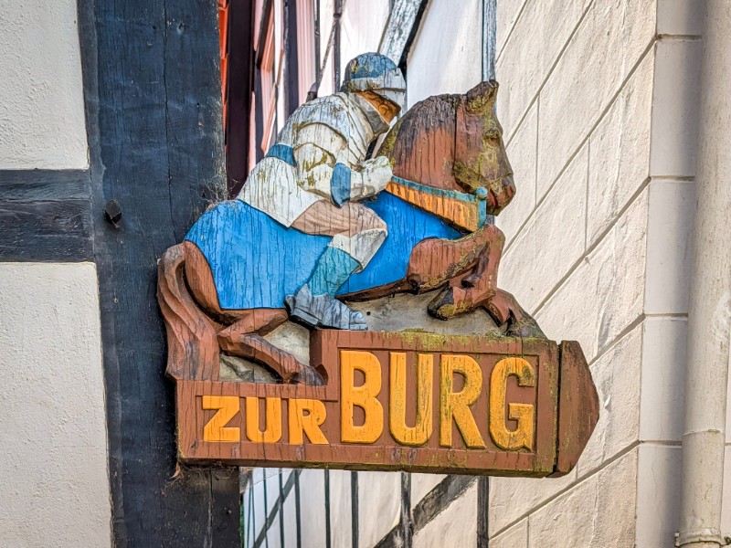 Een bordje wijst ons de weg naar de burg (-ruïne) in Tecklenburg