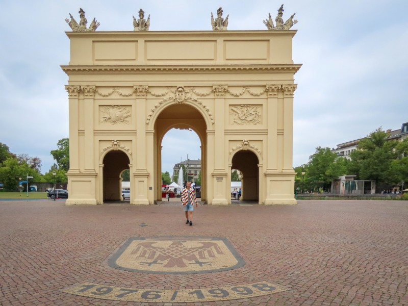 De Brandenburger Tor van Potsdam. De jaartallen op de grond zijn van het creëren en renoveren van het Stadswapen mozaiek