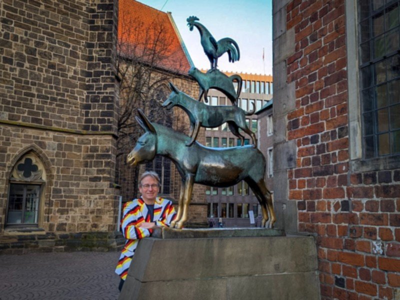 Patrick bij het beeld van de Bremer Stadsmuzikanten