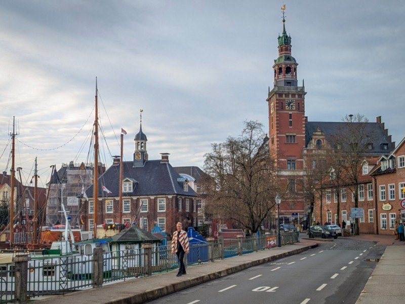 Patrick wandelt over de brug in Leer