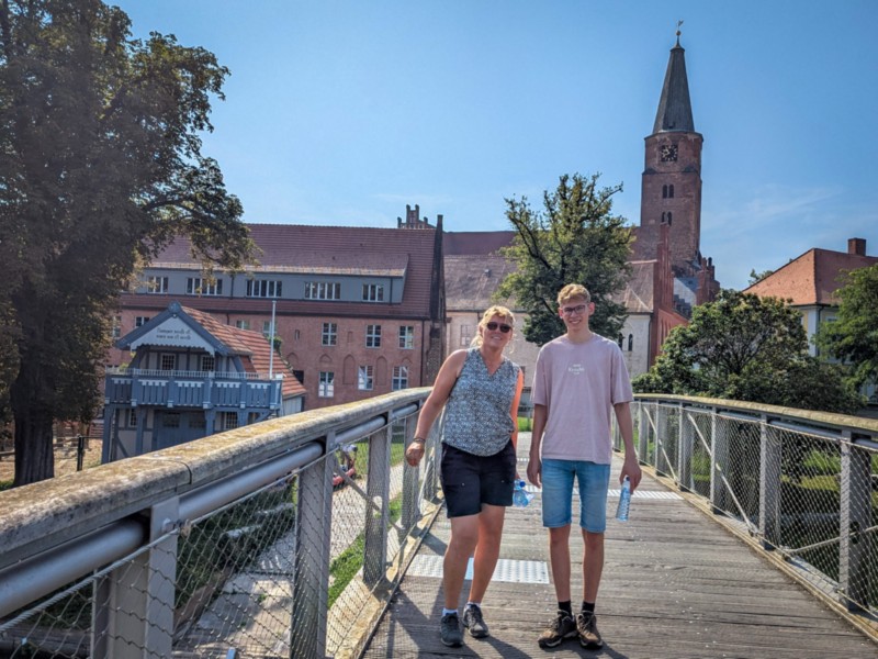 Sabine wandelt met onze zoon Zeb over de brug bij de Kathedraal van Brandenburg an der Havel
