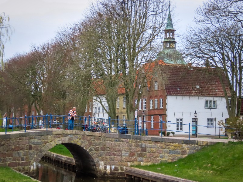 Patrick op één van de bruggetjes over de grachten in Friedrichstadt