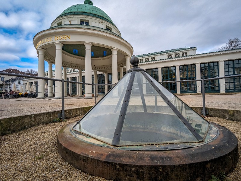 De Brunnenplatz en daarachter de Wandelhalle