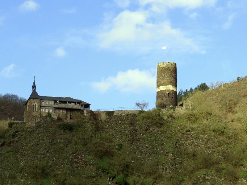 We spotten Burg Bischofstein tussen Hatzenport en Moselkern