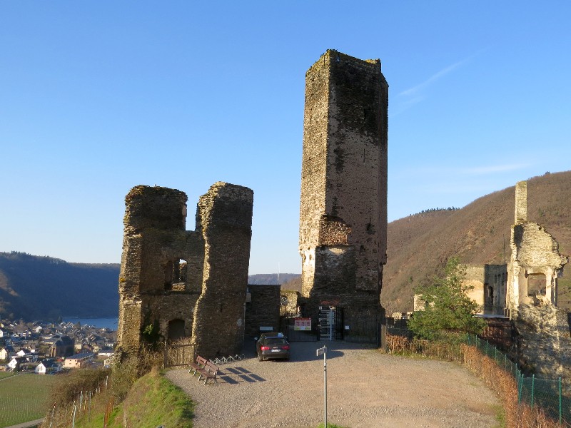 De achterkant van Burg Metternich, met links een stukje Moezel