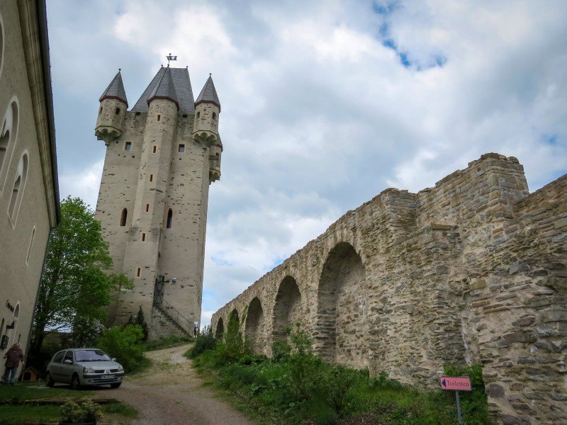 De donjon van Burg Nassau met links het gebouw met restaurant en ridderzaal
