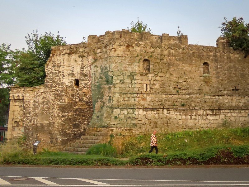 Patrick bij de Burgruine in Mühlhausen, op de plek waar ooit het kasteel stond