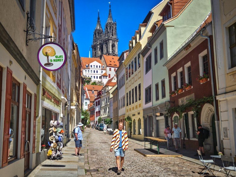Patrick wandelt over de Burgstrasse in Meißen, met de Dom op de achtergrond