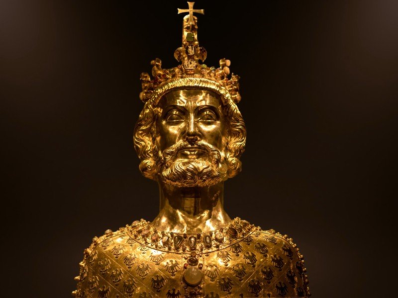 De gouden buste van Karel de Grote in de schatkamer van de Dom