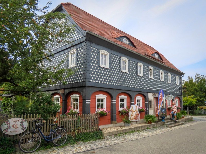 Patrick gaat naar binnen bij Café Brumme