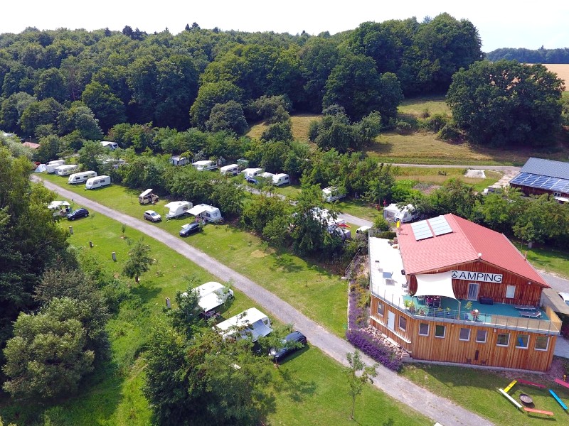 Luchtfoto van camping Weihersee in Beieren
