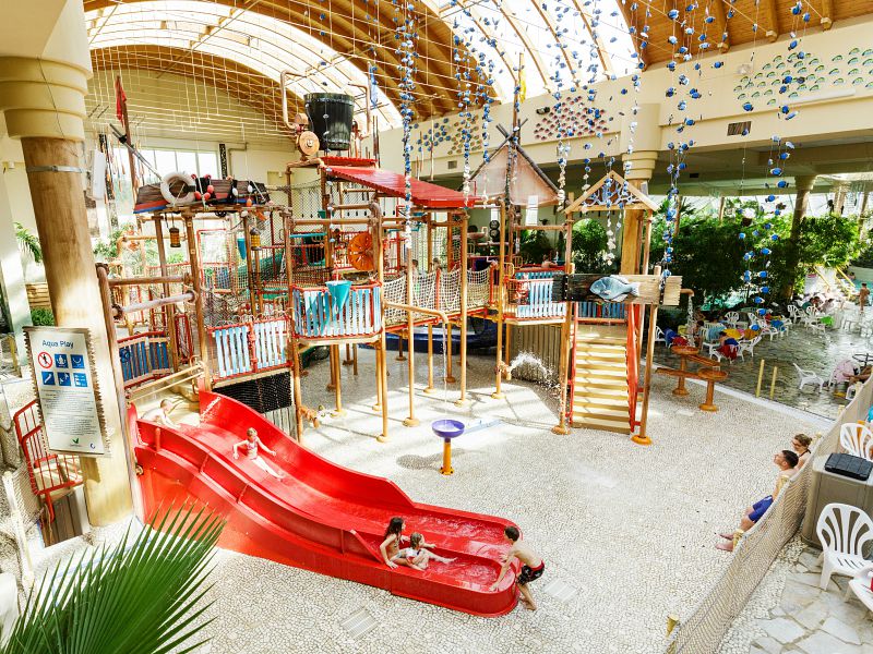 Lekker spelen en zwemmen in de Aqua Mundo van Center Parcs Hoch Sauerland in Duitsland