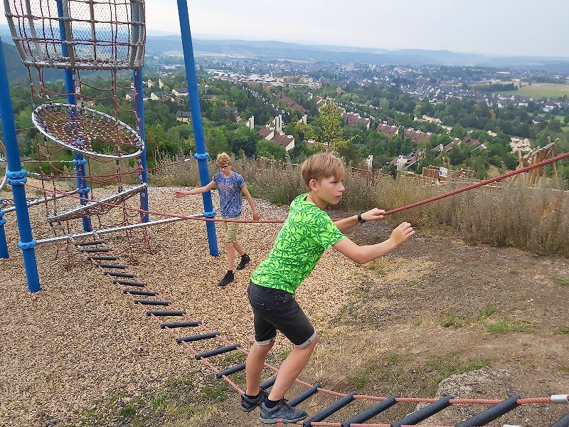 Tycho aan het klimmen op de speelberg bij Center Parcs Hochsauerland