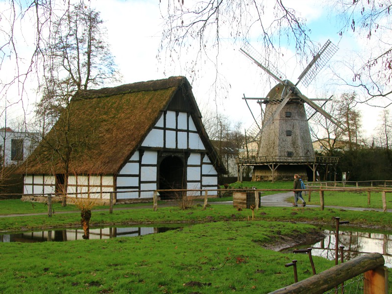 Oud vakwerkhuis en molen in het Museumdorp Cloppenburg