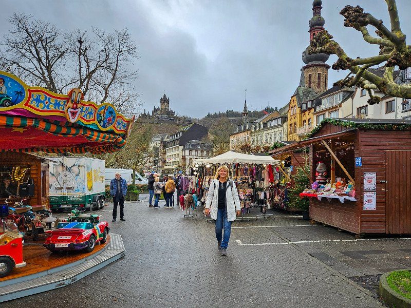 Sabine op de kerstmarkt in Cochem met op de achtergrond het kasteel