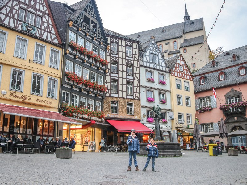 De kindere van collega Cindy op het marktplein in Cochem