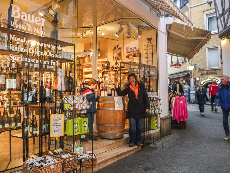 Collega Cindy bij een van de vele wijnhandels in Cochem