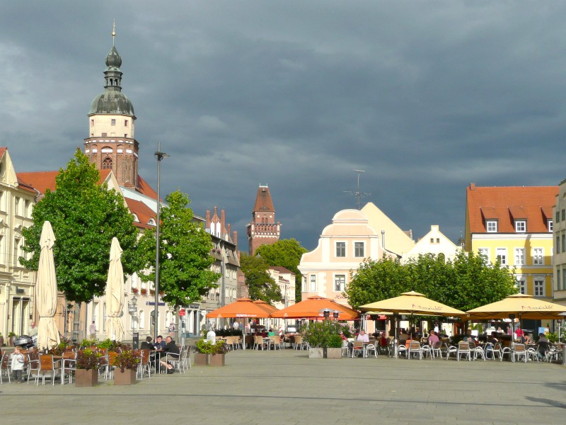 Het marktplein van Cottbus, met slecht weer op komst