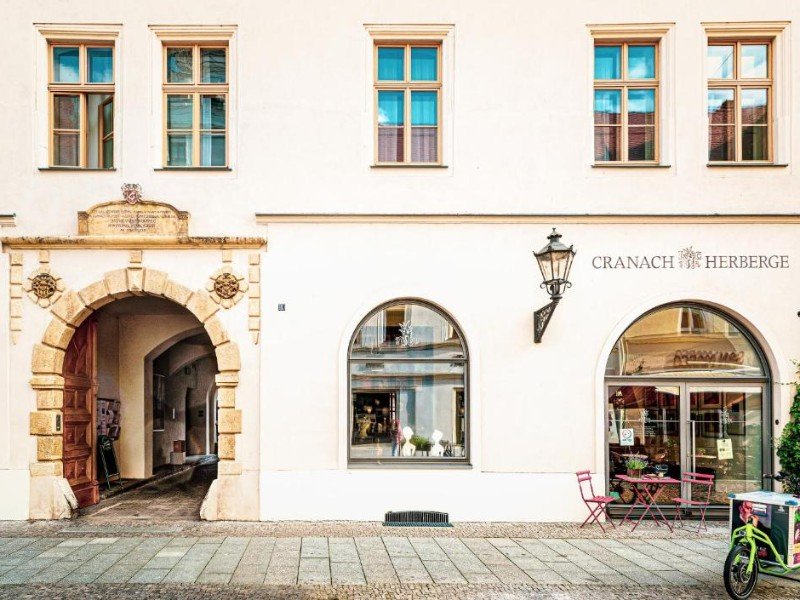 Voorkant van de Cranach Herberge en toegangspoort naar het Cranach Hofje