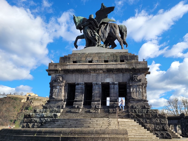 Patrick bij het monument van Keizer Wilhelm I