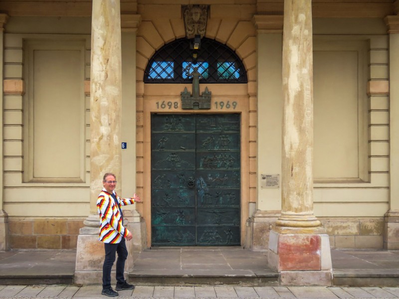Patrick toont de verhalen op de deuren van het Alte Rathaus