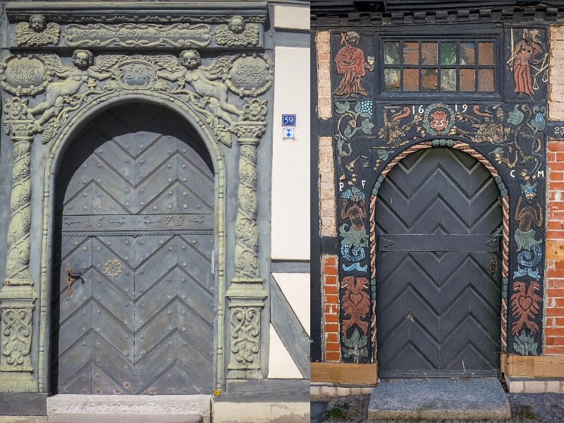 Versierde deuren aan de Kirchstrasse 23 en 59