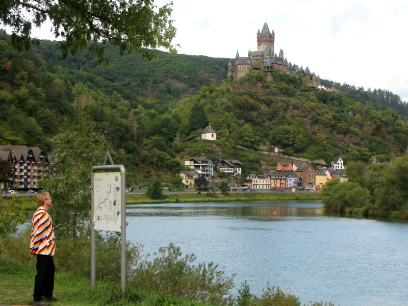 De Rijksburcht van Cochem torent mooi boven het stadje en de Moezel uit