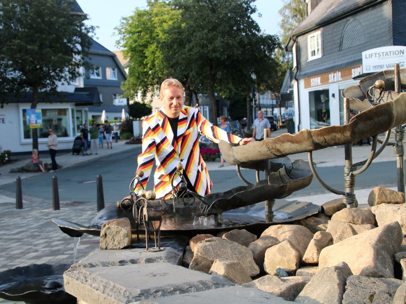 Patrick bij de fontein in het centrum van Winterberg in het Sauerland