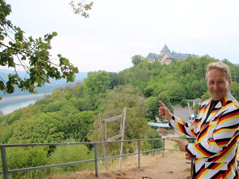 Patrick bij Schloss Waldeck en de Edersee in het Sauerland