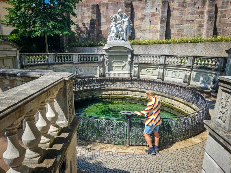 Patrick bij de Donauquelle in Donaueschingen
