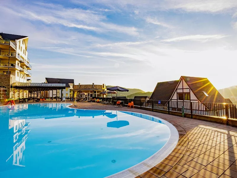 Uitzicht op het buitenbad van Dormio Resort Eifeler Tor.