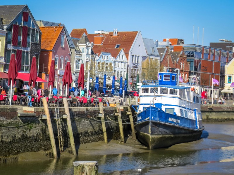 Drooggevallen schip bij eb in de haven van Husum