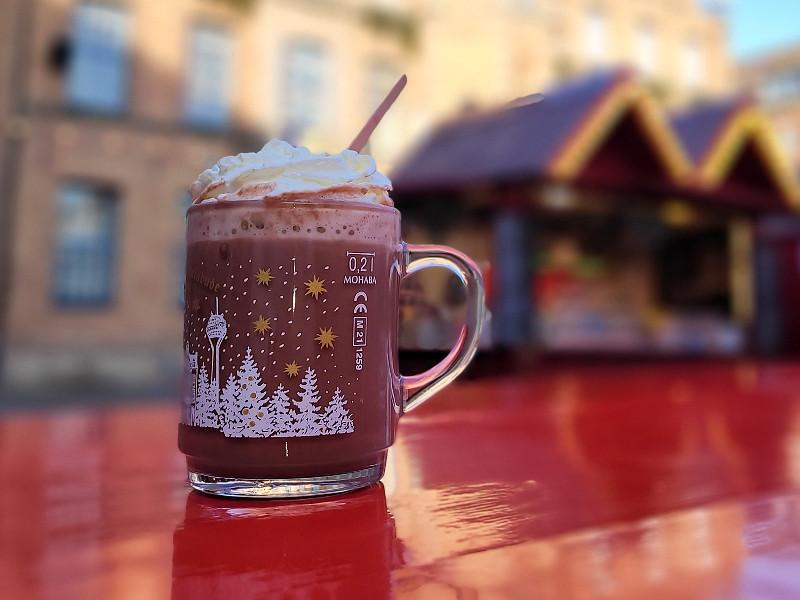 Warme Chocolademelk op de kerstmarkt in Düsseldorf