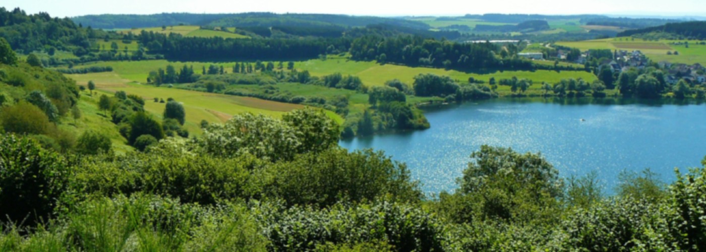 De Eifel herbergt voormalige vulkanisch gebied en veel kratermeren.
