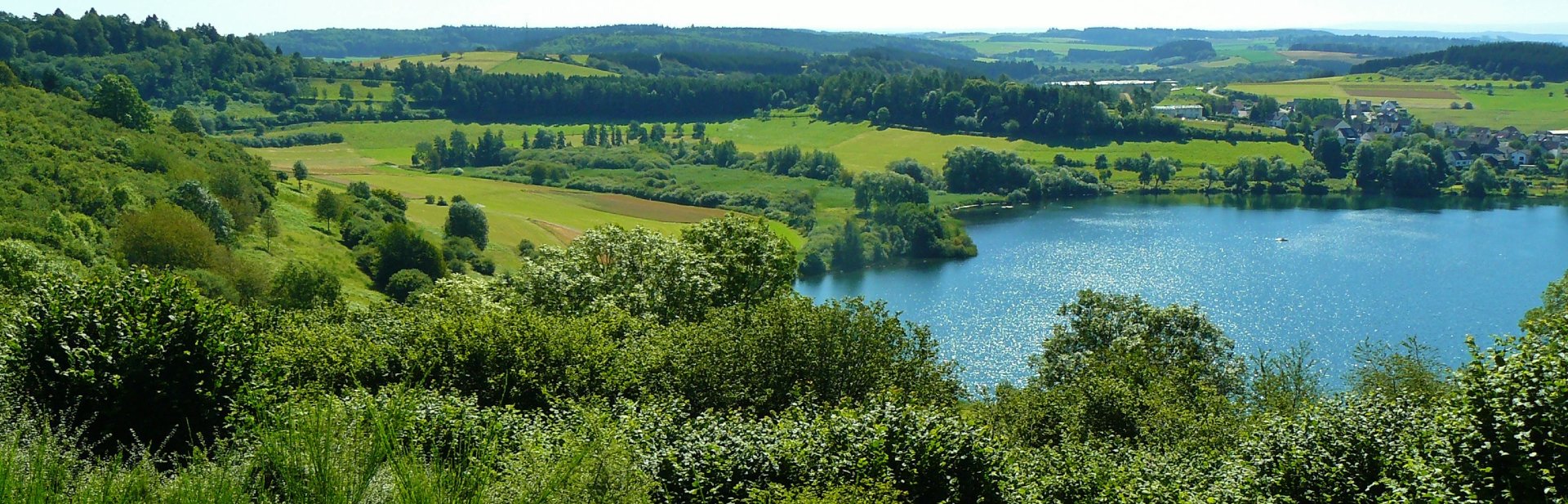 De Eifel herbergt voormalige vulkanisch gebied en veel kratermeren.