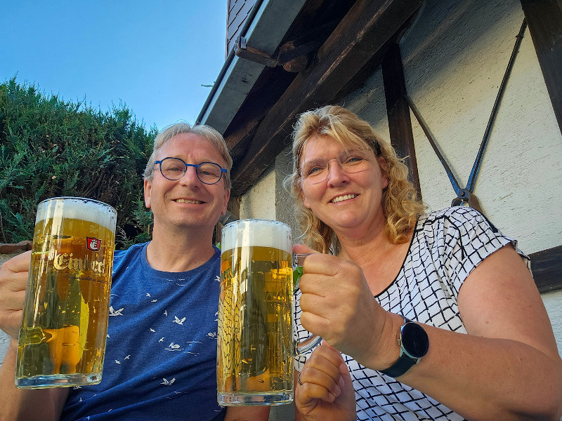 Patrick en Sabine proosten met een Einbecker biertje