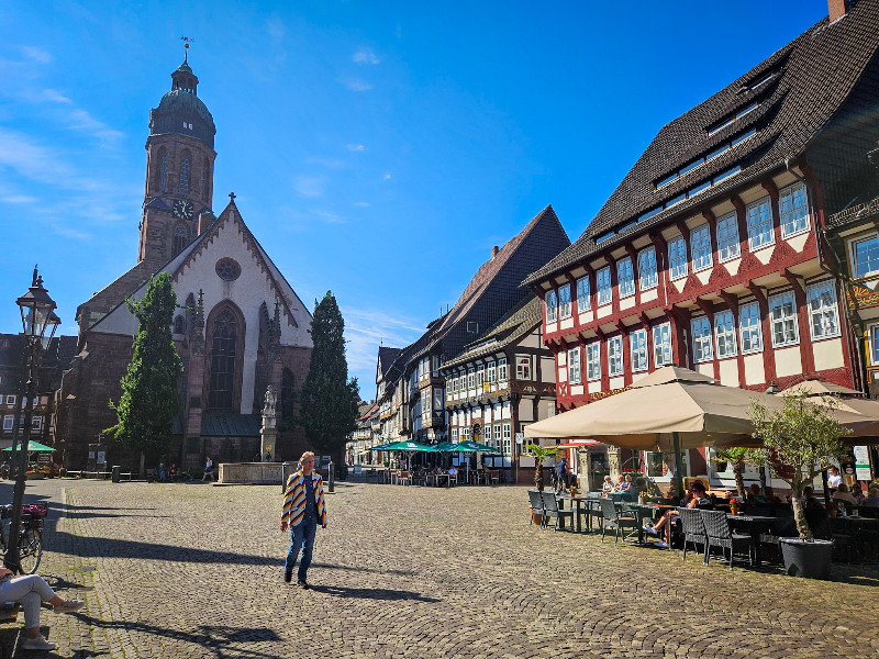 Patrick op de marktplaats in Einbeck