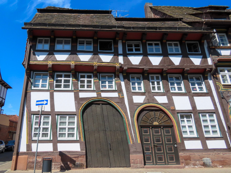 Overhellend huis in de Tiedexer Strasse