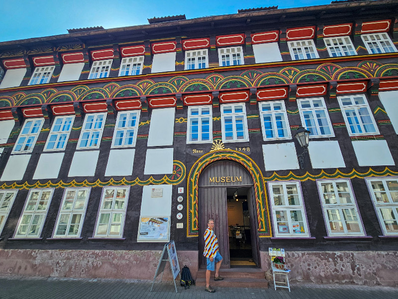 Patrick bij het stadsmuseum in einbeck
