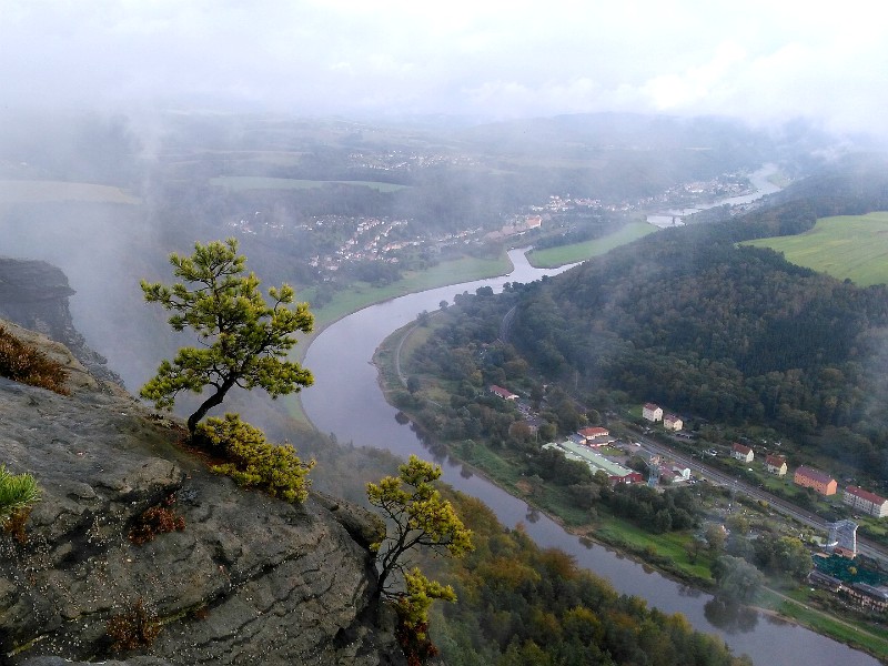 De Elbe slingert door het landschap van Saksen