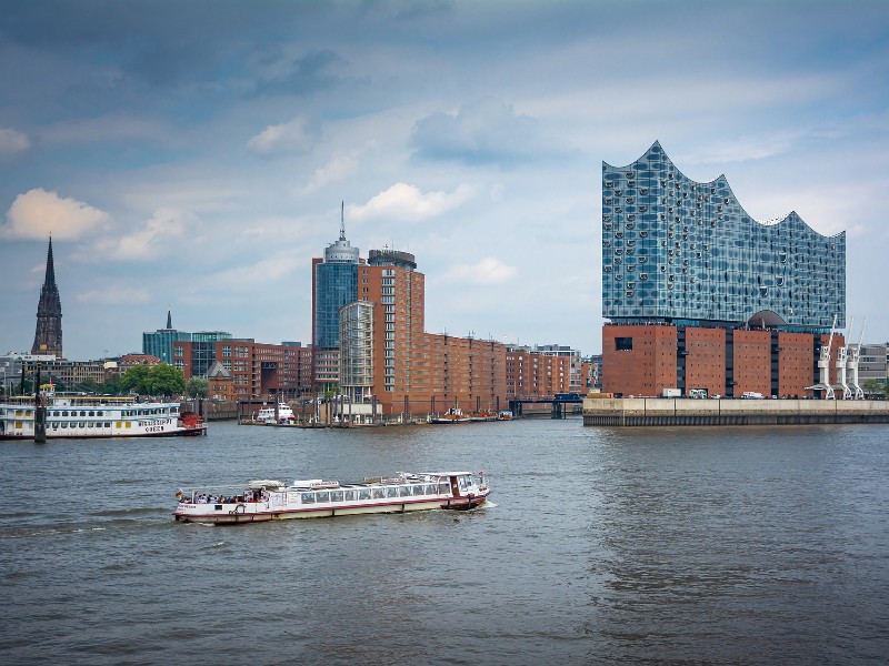 Een stukje skyline van Hamburg met de Elbphilharmonie rechts