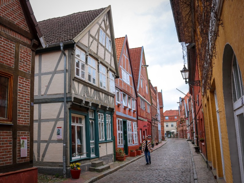 De Elbstrasse in Lauenburg, met informatiebordjes op de historische panden