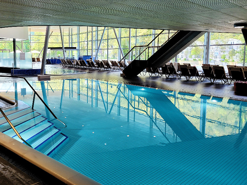 Het binnenbad van de Emser Therme