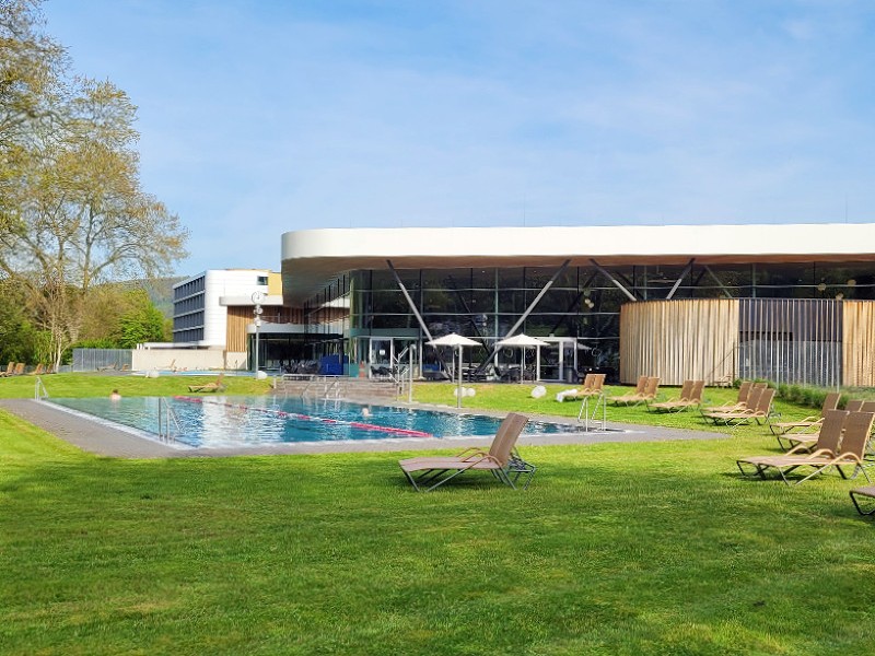 Het buitenbad van Emser Therme in Bad Ems