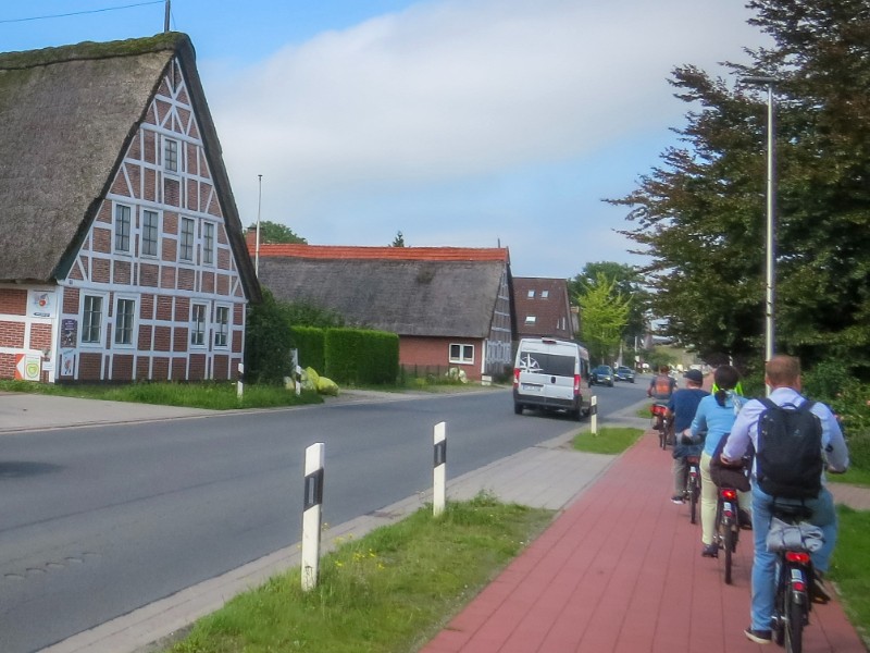 Fietsen door het dorp Jork in Das Altes Land